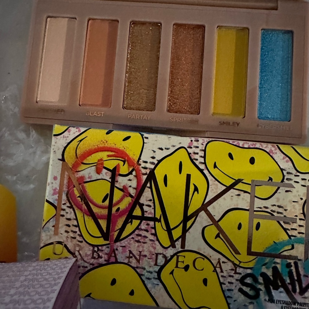 UD + Smiley Ltd Ed mini palettes, moondust pallet & mini UD setting spray - Picture 5 of 7